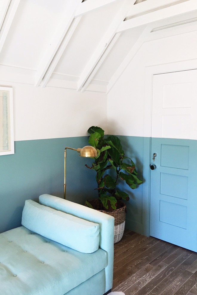 Ejemplo de despacho ecléctico de tamaño medio sin chimenea con paredes multicolor, suelo de madera oscura y escritorio empotrado