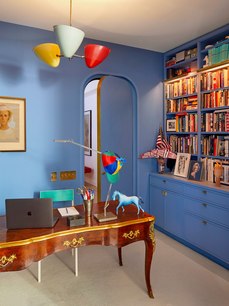 Diseño de despacho contemporáneo de tamaño medio con paredes azules, moqueta, escritorio independiente, suelo beige y biblioteca