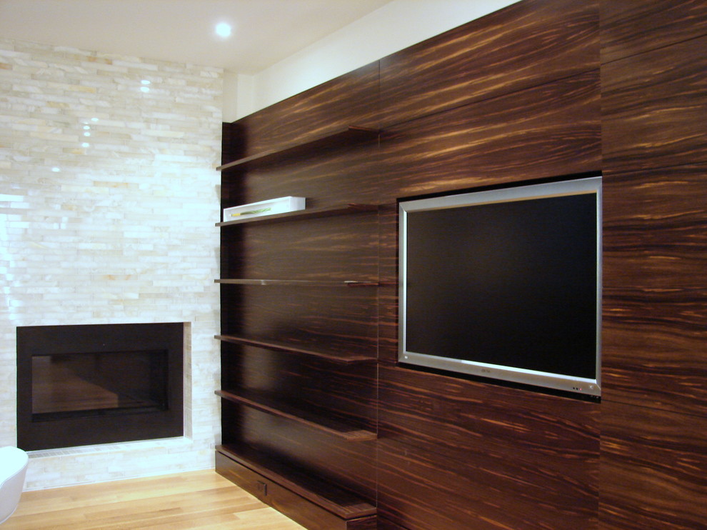 Photo of a contemporary home office in Toronto.