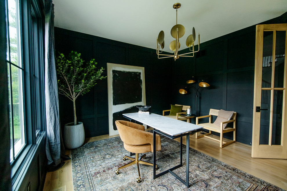Свежая идея для дизайна: кабинет в современном стиле с черными стенами, светлым паркетным полом, отдельно стоящим рабочим столом и панелями на стенах - отличное фото интерьера
