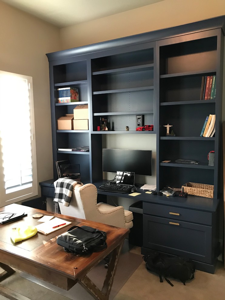 Foto di un piccolo ufficio stile marinaro con pareti beige, moquette, nessun camino, scrivania incassata e pavimento beige