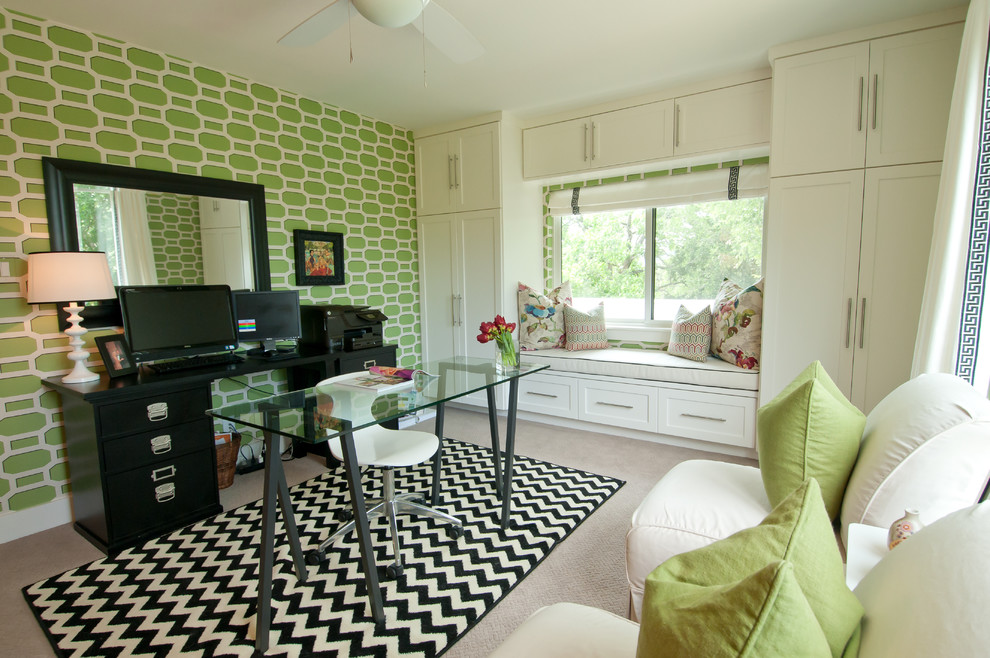 Cette photo montre un bureau tendance avec un mur vert, moquette et un bureau indépendant.