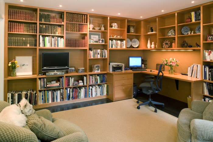 Diseño de despacho actual de tamaño medio con paredes blancas, moqueta y escritorio empotrado
