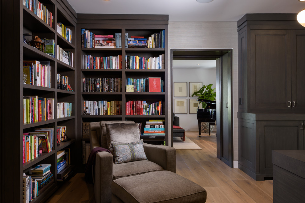 Mittelgroßes Klassisches Lesezimmer mit grauer Wandfarbe, braunem Holzboden und braunem Boden in Los Angeles