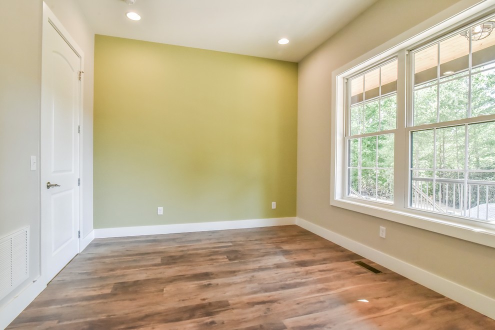 Idéer för att renovera ett mellanstort lantligt arbetsrum, med grå väggar, vinylgolv och brunt golv