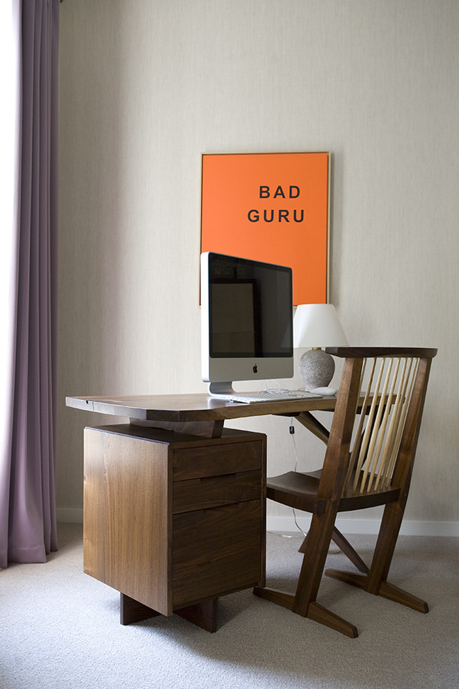 Imagen de despacho contemporáneo con paredes grises, moqueta y escritorio independiente