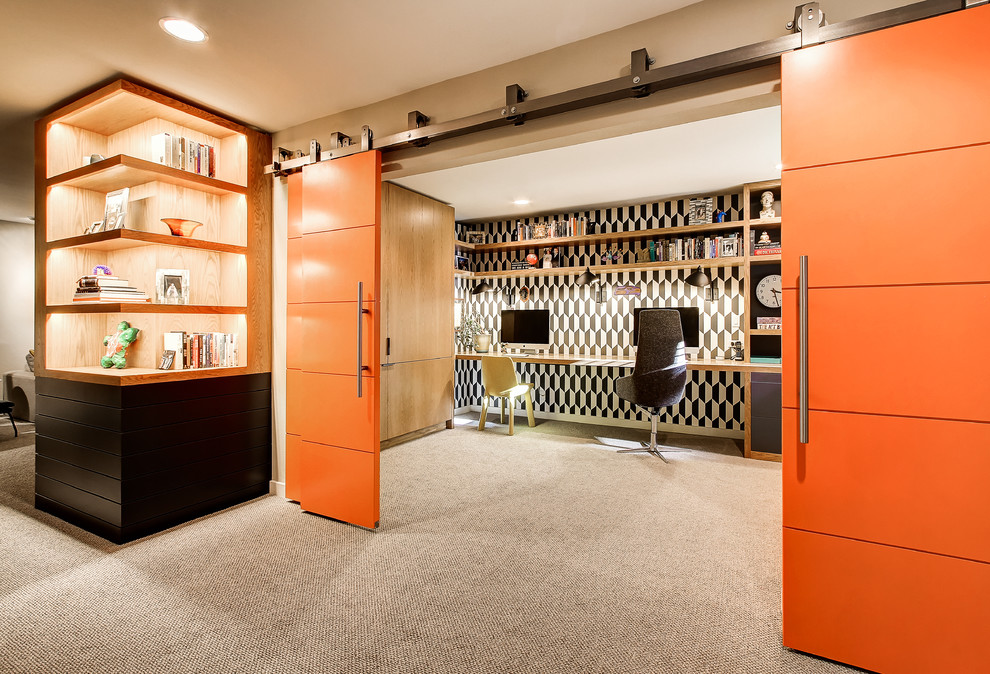 Immagine di un ufficio moderno con pareti multicolore, moquette, nessun camino, scrivania incassata e pavimento beige