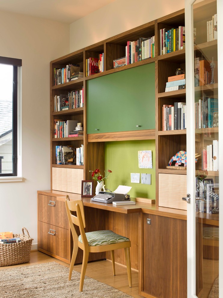 Пример оригинального дизайна: кабинет в стиле ретро с светлым паркетным полом, встроенным рабочим столом и зелеными стенами
