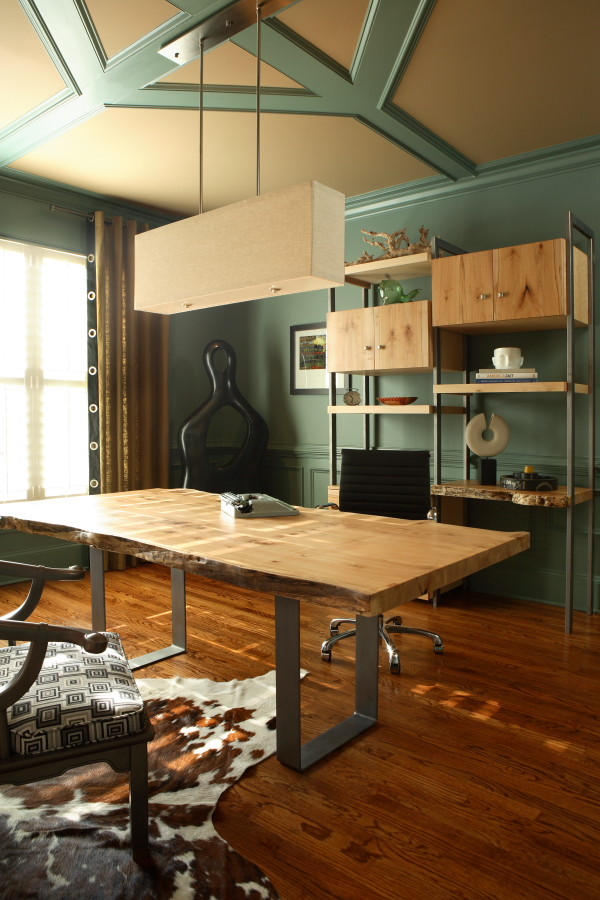 Mittelgroßes Stilmix Arbeitszimmer ohne Kamin mit Studio, grüner Wandfarbe, braunem Holzboden, freistehendem Schreibtisch und braunem Boden in Atlanta