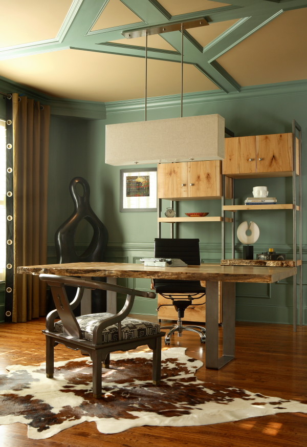 Cette photo montre un bureau éclectique de taille moyenne avec un mur vert, un sol en bois brun, aucune cheminée, un bureau indépendant et un sol marron.