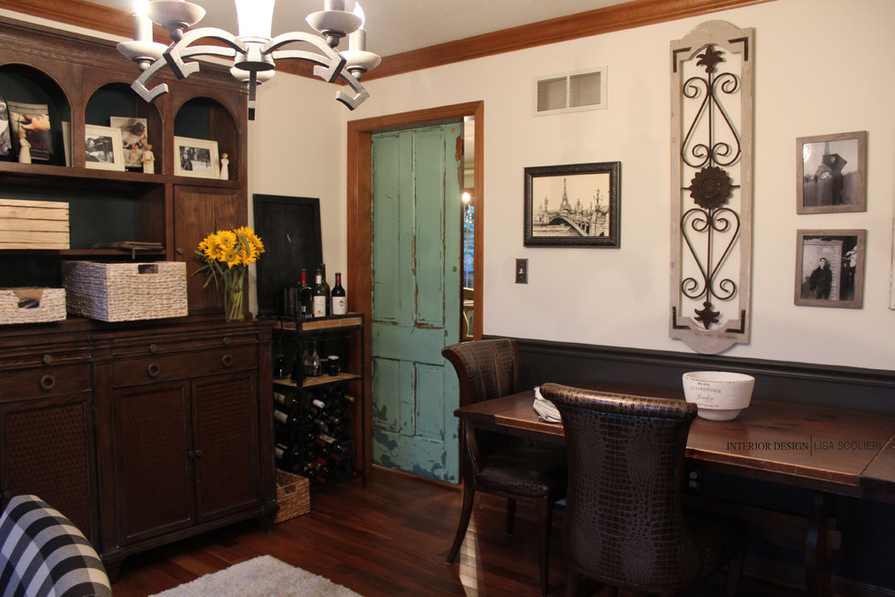 Пример оригинального дизайна: домашняя мастерская среднего размера в стиле кантри с белыми стенами, темным паркетным полом, стандартным камином, фасадом камина из дерева, отдельно стоящим рабочим столом и коричневым полом