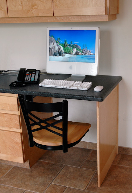Foto di un ufficio chic di medie dimensioni con pavimento con piastrelle in ceramica, pareti beige e scrivania incassata