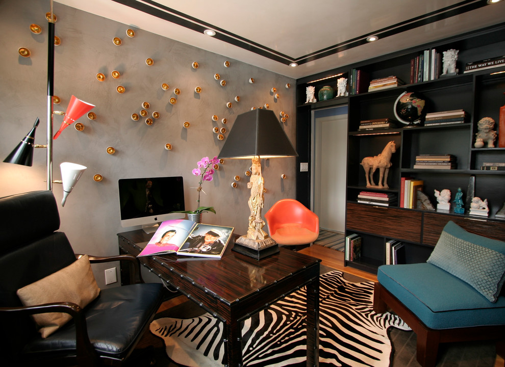 Eklektisches Arbeitszimmer mit grauer Wandfarbe, braunem Holzboden und freistehendem Schreibtisch in Charleston