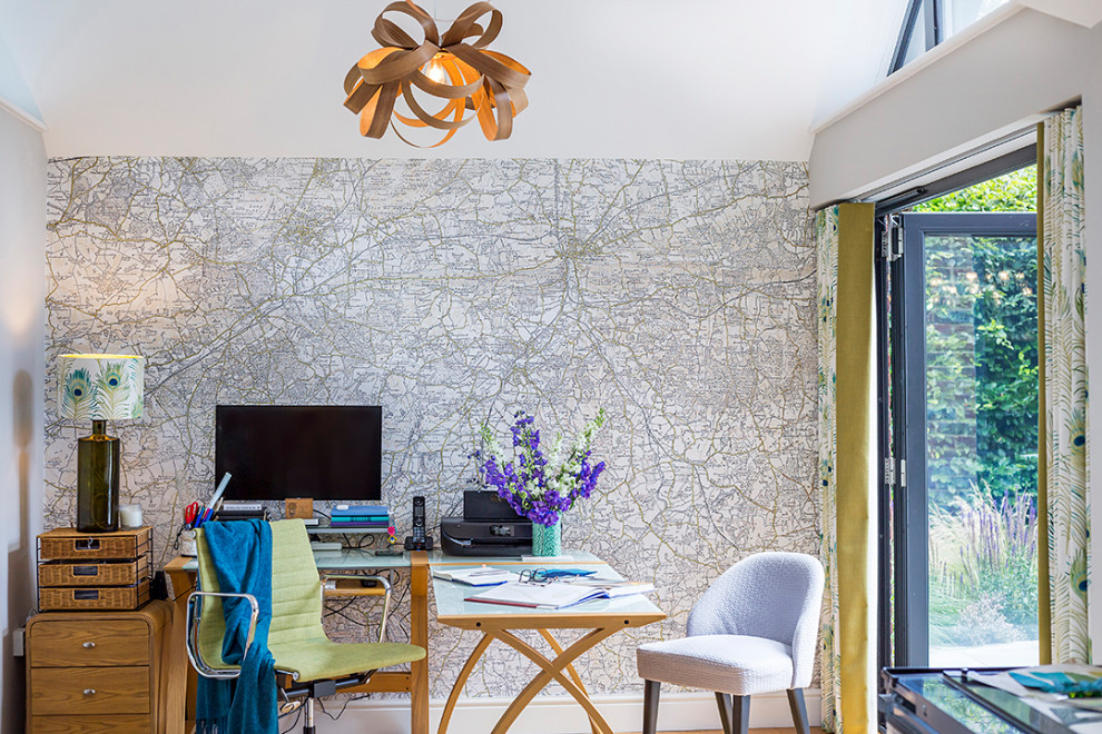 Inspiration pour un grand bureau design de type studio avec un mur gris, parquet clair, un bureau indépendant, un sol marron, un plafond voûté et du papier peint.