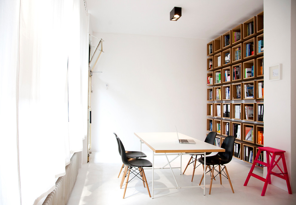 Inspiration för ett litet funkis hemmastudio, med vita väggar, betonggolv och ett fristående skrivbord
