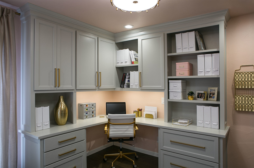 Источник вдохновения для домашнего уюта: кабинет в стиле неоклассика (современная классика) с розовыми стенами, темным паркетным полом, встроенным рабочим столом и коричневым полом