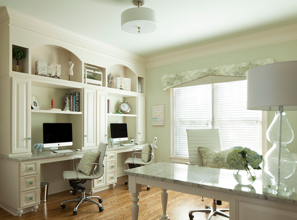 На фото: кабинет среднего размера в классическом стиле с зелеными стенами, паркетным полом среднего тона и встроенным рабочим столом