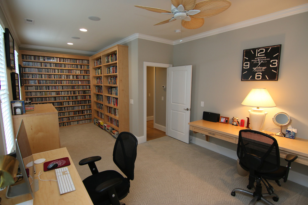 Ejemplo de despacho tradicional renovado grande sin chimenea con paredes grises, moqueta, escritorio empotrado y suelo beige