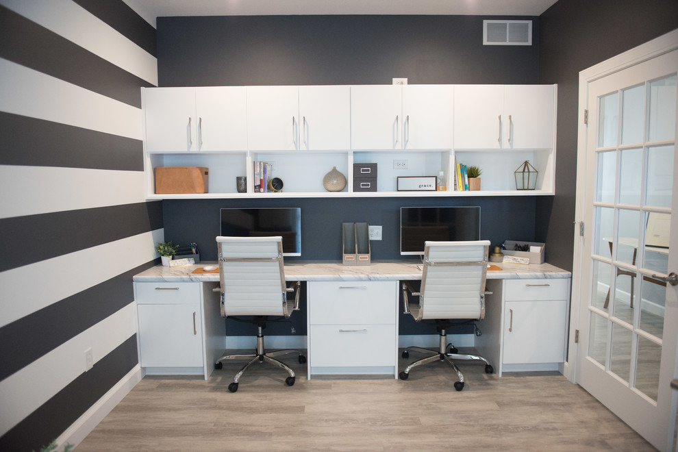 Стильный дизайн: большой кабинет в стиле модернизм с серыми стенами, полом из ламината, встроенным рабочим столом и серым полом - последний тренд