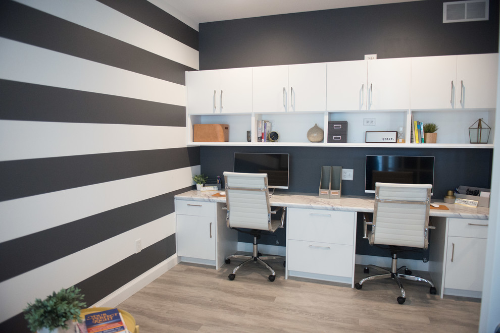 Свежая идея для дизайна: большой кабинет в стиле модернизм с серыми стенами, полом из ламината, встроенным рабочим столом и серым полом - отличное фото интерьера