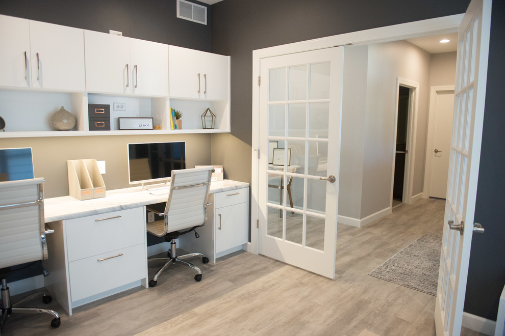 Großes Modernes Arbeitszimmer mit grauer Wandfarbe, Laminat, Einbau-Schreibtisch und grauem Boden in Sonstige