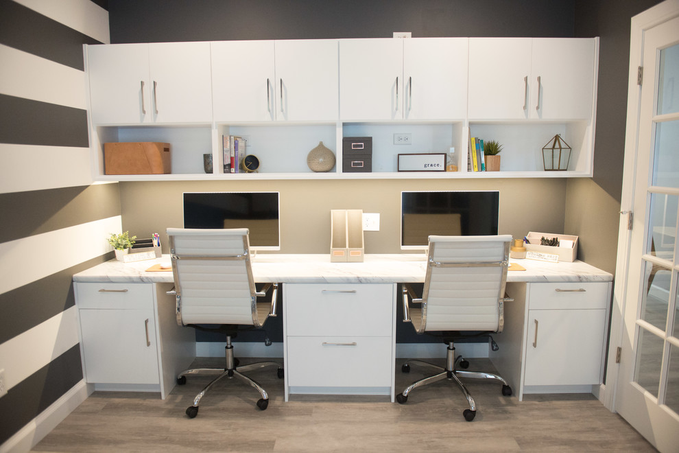 Idéer för att renovera ett stort funkis arbetsrum, med grå väggar, laminatgolv, ett inbyggt skrivbord och grått golv