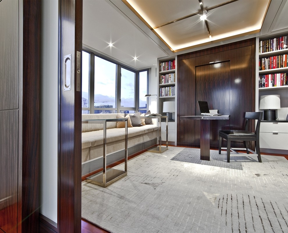 Modelo de despacho actual con paredes blancas, suelo de madera oscura y escritorio empotrado