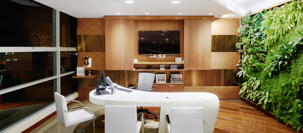 Идея дизайна: домашняя мастерская среднего размера в стиле неоклассика (современная классика) с белыми стенами, деревянным полом, отдельно стоящим рабочим столом и разноцветным полом