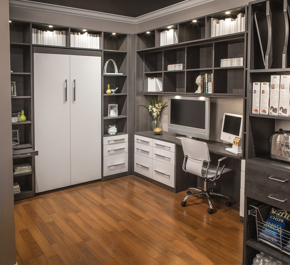 Idee per un grande ufficio classico con pareti beige, pavimento in legno massello medio, nessun camino, scrivania incassata e pavimento marrone
