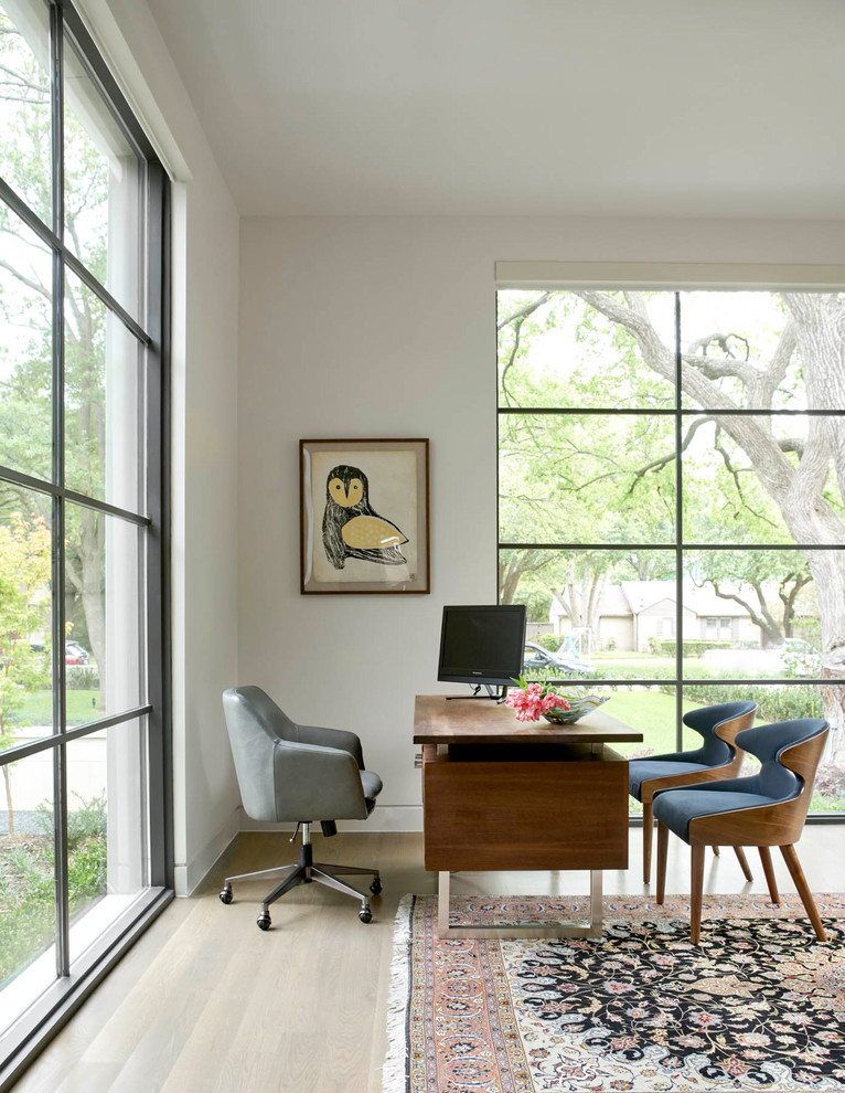 Inspiration för moderna arbetsrum, med vita väggar, ljust trägolv, ett fristående skrivbord och beiget golv