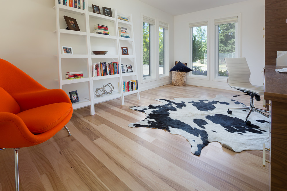 Foto de despacho contemporáneo de tamaño medio sin chimenea con paredes blancas, suelo de madera clara, escritorio independiente y suelo beige