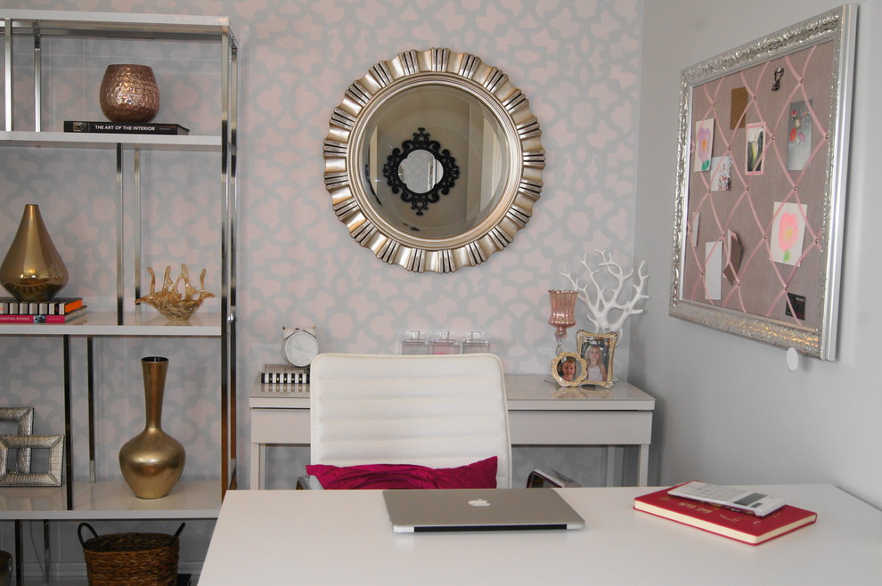 Foto de despacho tradicional renovado de tamaño medio sin chimenea con paredes grises, suelo de madera en tonos medios y escritorio independiente
