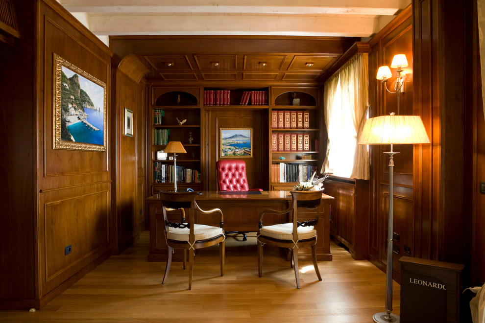 Cette image montre un grand salon traditionnel avec un mur marron, un sol en bois brun et un sol marron.