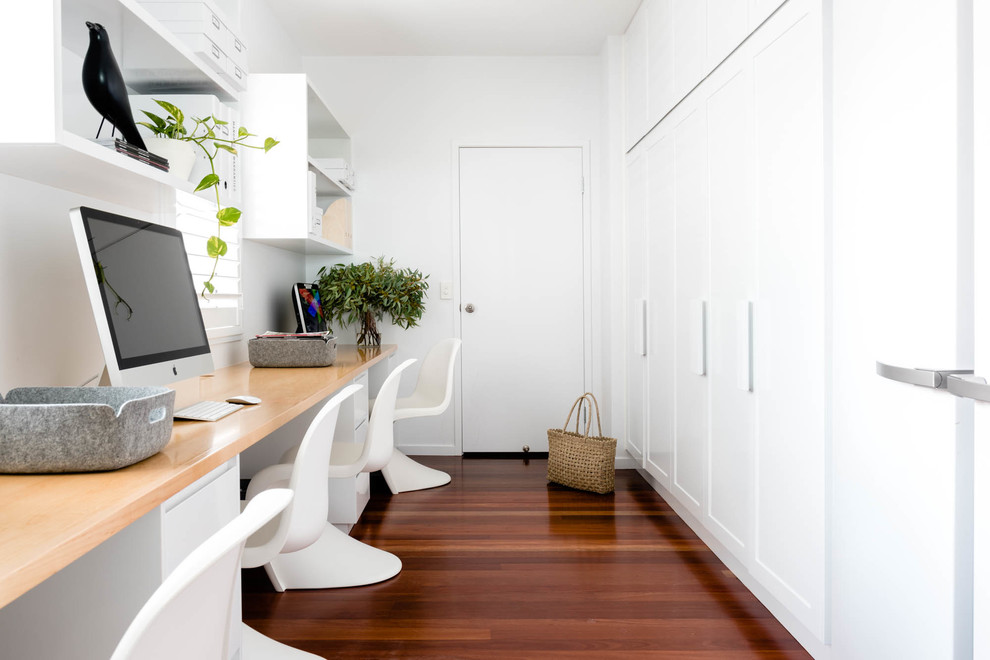 This is an example of a contemporary home office in Brisbane.