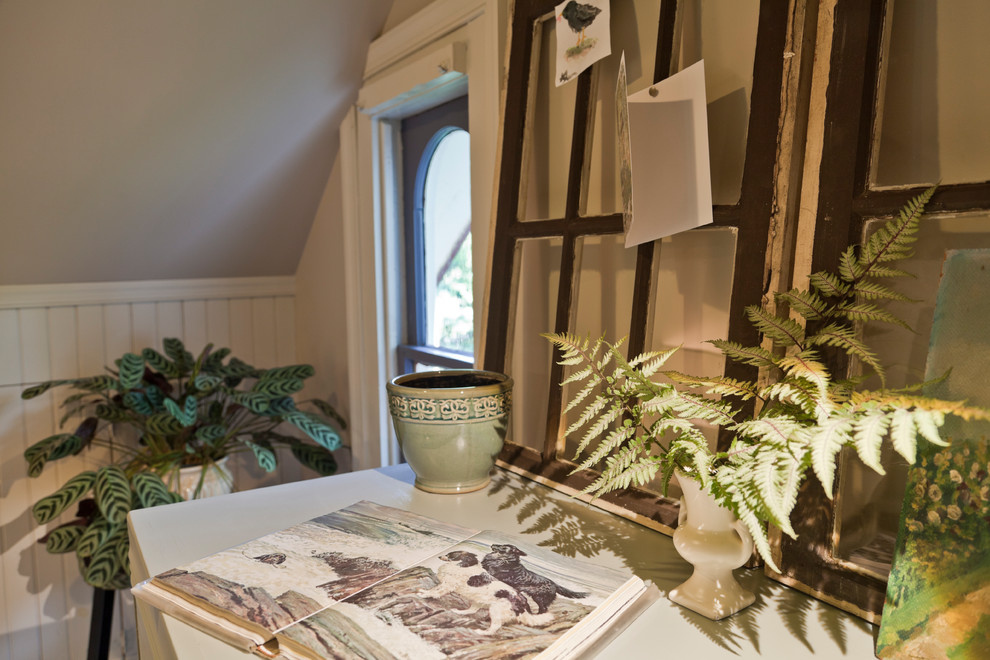 Foto de despacho tradicional renovado de tamaño medio sin chimenea con paredes beige, suelo de madera pintada y escritorio independiente