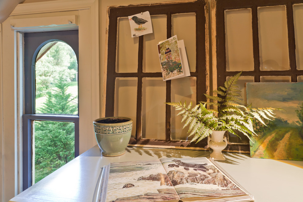 Ejemplo de despacho tradicional renovado de tamaño medio sin chimenea con paredes beige, suelo de madera pintada y escritorio independiente