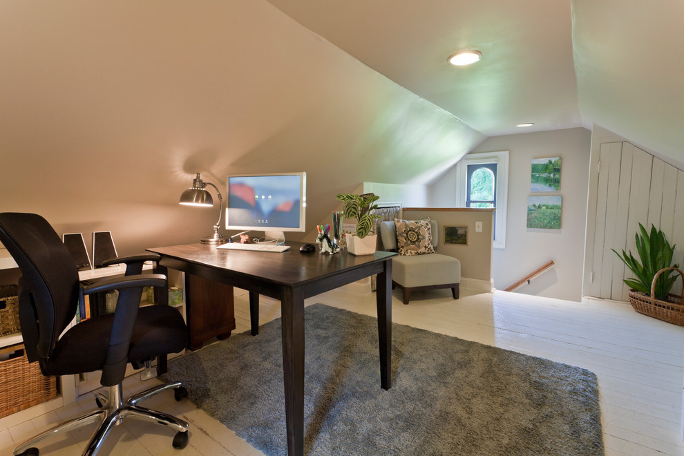 Cette image montre un bureau traditionnel de taille moyenne avec un mur beige, parquet peint, aucune cheminée et un bureau indépendant.
