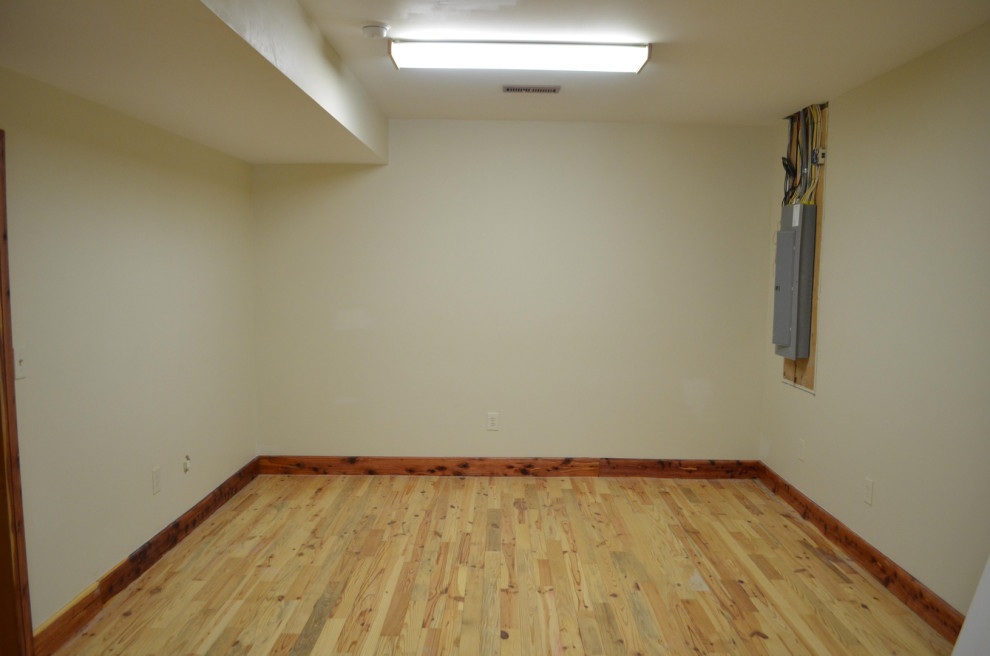 Réalisation d'un bureau minimaliste de taille moyenne avec un mur multicolore, sol en stratifié, un bureau indépendant et un sol beige.
