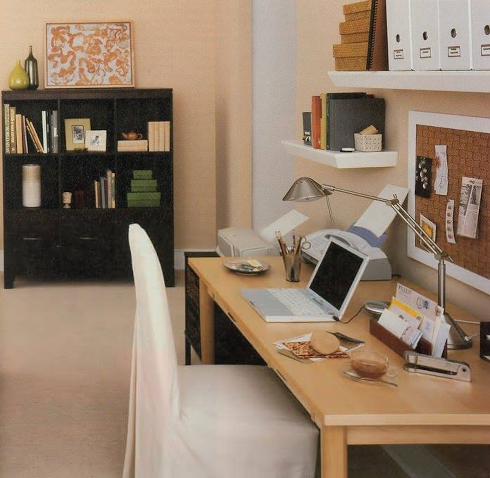 На фото: рабочее место среднего размера в современном стиле с бежевыми стенами, ковровым покрытием, отдельно стоящим рабочим столом и бежевым полом