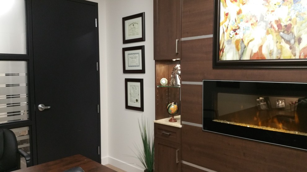 Idée de décoration pour un petit bureau design avec un mur blanc, un sol en contreplaqué, une cheminée standard et un bureau intégré.