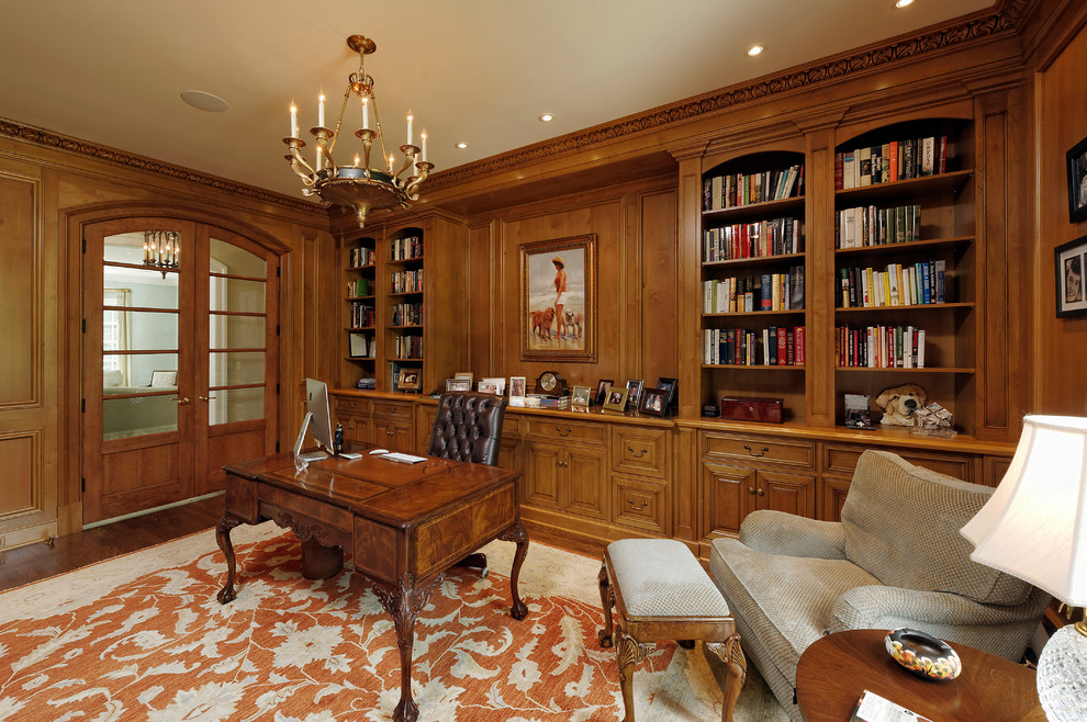 Mittelgroßes Klassisches Arbeitszimmer mit braunem Holzboden und freistehendem Schreibtisch in Washington, D.C.