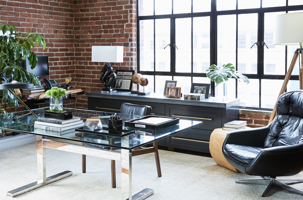 Industrial Arbeitszimmer mit braunem Holzboden, freistehendem Schreibtisch, braunem Boden und roter Wandfarbe in San Francisco