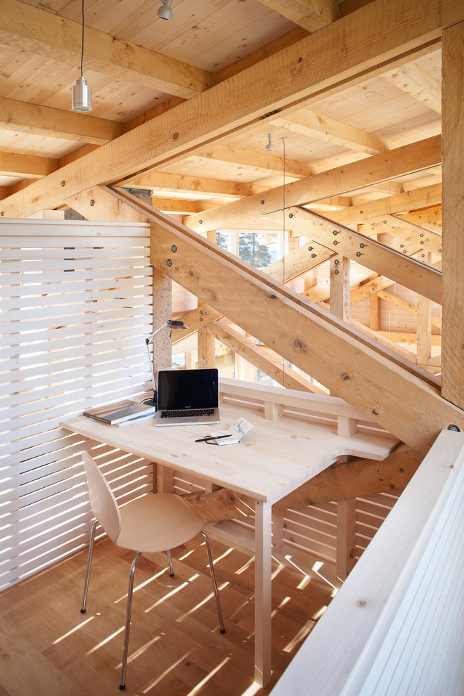 Uriges Arbeitszimmer mit braunem Holzboden und Einbau-Schreibtisch in Portland Maine