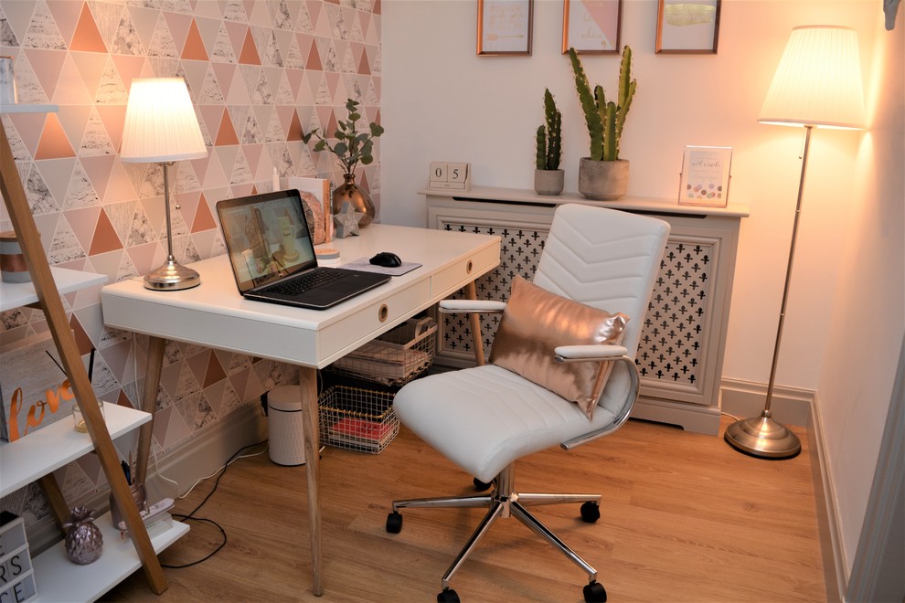 Idee per un piccolo ufficio moderno con pareti multicolore, pavimento in laminato e scrivania autoportante