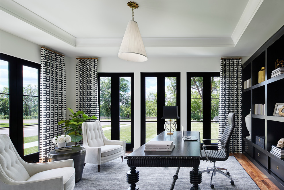 Exemple d'un bureau chic de taille moyenne avec un mur blanc, un bureau indépendant, un sol marron, parquet foncé et aucune cheminée.