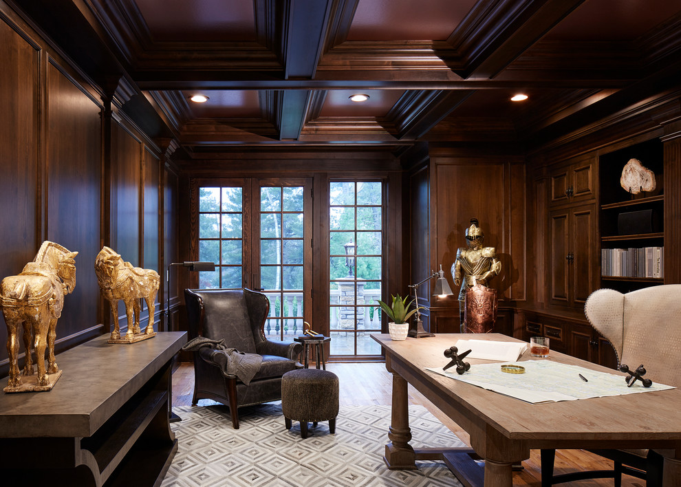 Ejemplo de despacho tradicional grande sin chimenea con paredes marrones, suelo de madera en tonos medios, escritorio independiente y suelo marrón