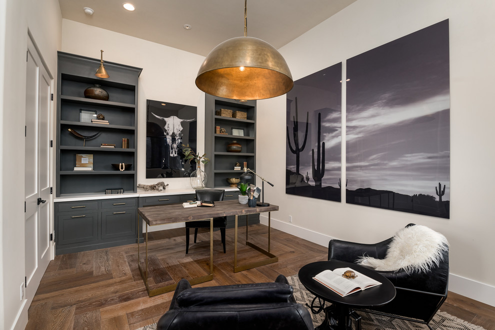 Esempio di un ufficio american style con pareti beige, nessun camino, scrivania autoportante, pavimento marrone e pavimento in legno massello medio