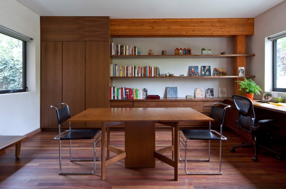Modernes Arbeitszimmer mit dunklem Holzboden und Einbau-Schreibtisch in Los Angeles