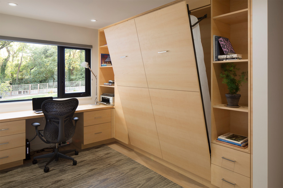 На фото: кабинет среднего размера в современном стиле с белыми стенами, светлым паркетным полом и встроенным рабочим столом с