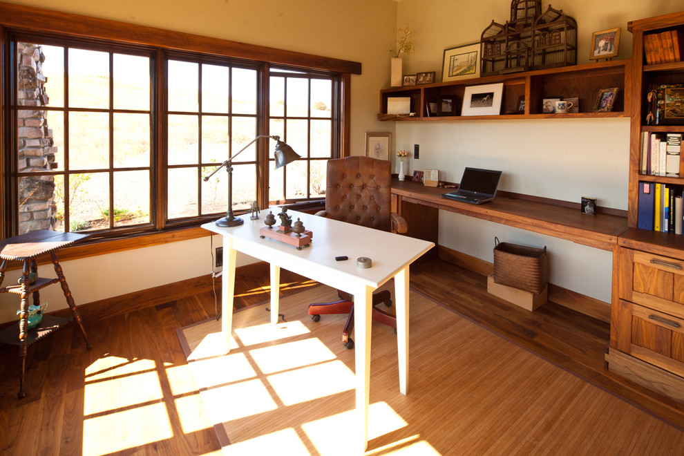 Idée de décoration pour un grand bureau chalet avec un mur beige, parquet clair, un bureau indépendant, aucune cheminée et un sol beige.